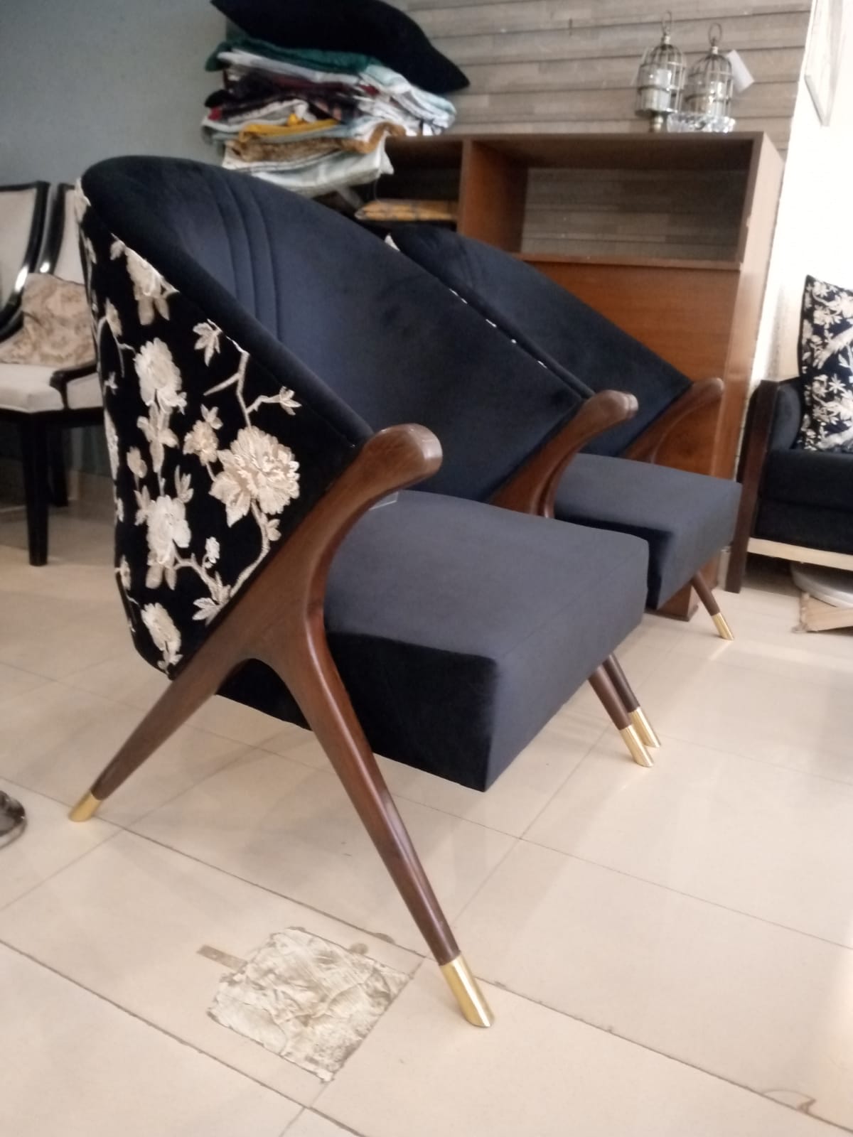 ACCENT CHAIR