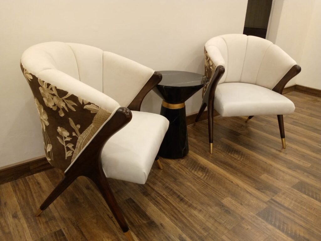 ACCENT CHAIR