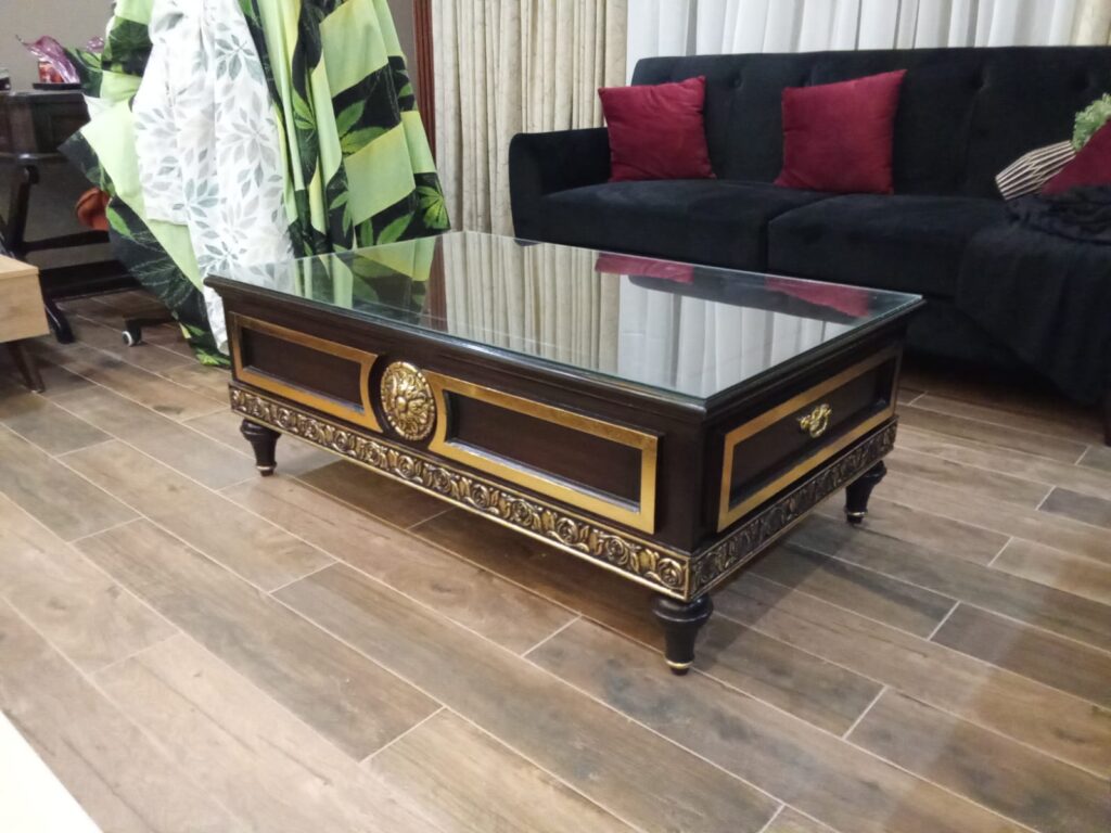 ELEGANT COFFEE TABLE WITH GOLD ACCENTS