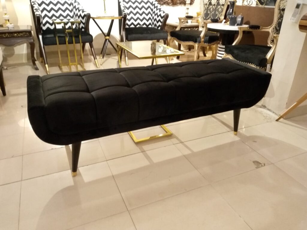 BLACK SQUARE TUFTED SETTEE