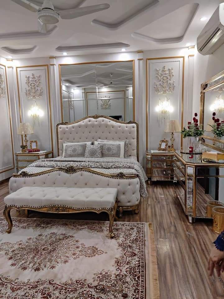 VICTORIAN YOU BED SET